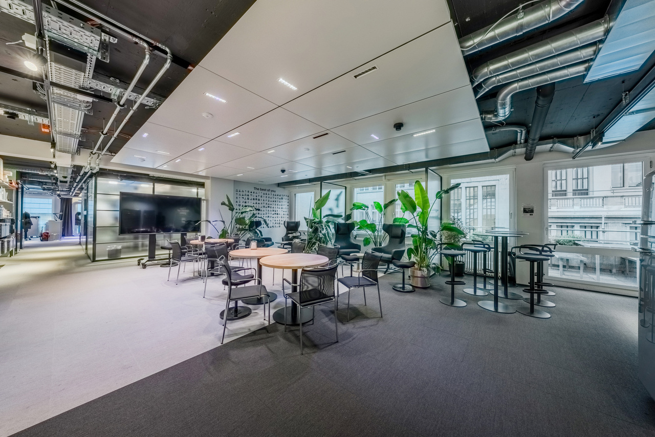 2300m² office