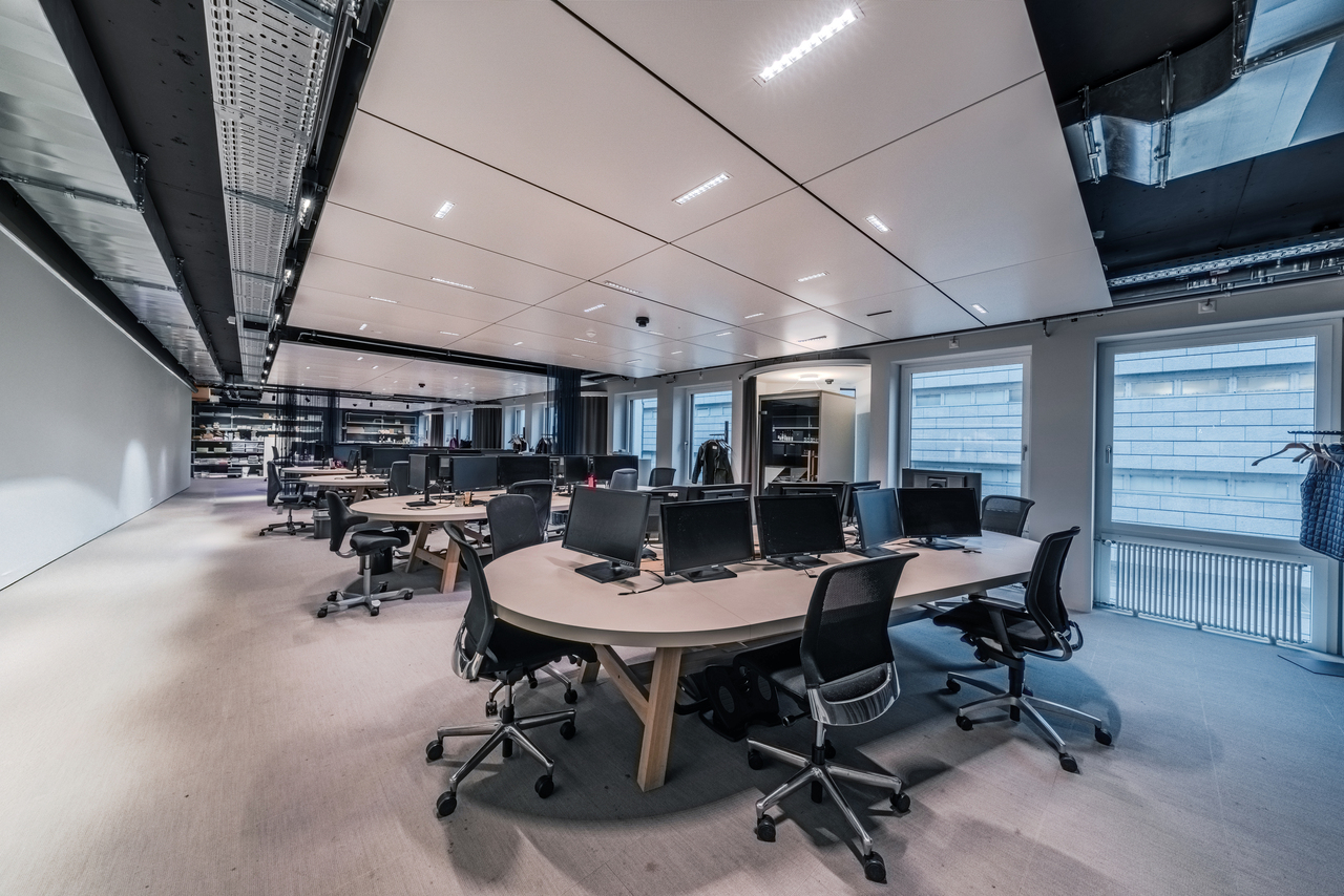 2300m² office