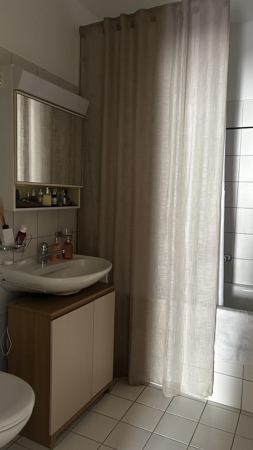 2 ½ room apartment

2.5-room apartment, 68 qm Kornhausstrasse, Zürich Kreis 6

Bright, unfurnished 2.5 room apartment in a very central location, only a few minutes from Letten. With balcony, bathtub and dishwasher. Shopping facilities, cafes, Limmat and public transport directly in front of the doo