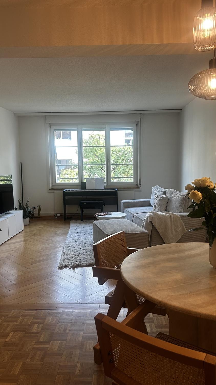 2 ½ room apartment

2.5-room apartment, 68 qm Kornhausstrasse, Zürich Kreis 6

Bright, unfurnished 2.5 room apartment in a very central location, only a few minutes from Letten. With balcony, bathtub and dishwasher. Shopping facilities, cafes, Limmat and public transport directly in front of the doo