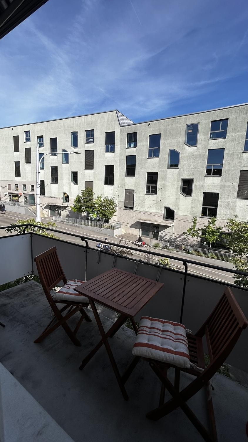 2 ½ room apartment

2.5-room apartment, 68 qm Kornhausstrasse, Zürich Kreis 6

Bright, unfurnished 2.5 room apartment in a very central location, only a few minutes from Letten. With balcony, bathtub and dishwasher. Shopping facilities, cafes, Limmat and public transport directly in front of the doo