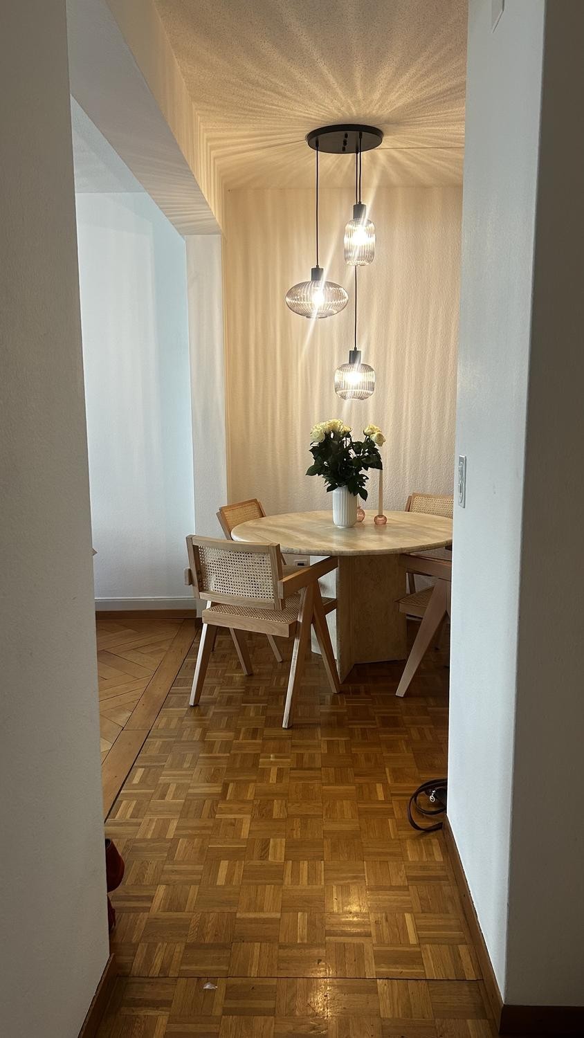 2 ½ room apartment

2.5-room apartment, 68 qm Kornhausstrasse, Zürich Kreis 6

Bright, unfurnished 2.5 room apartment in a very central location, only a few minutes from Letten. With balcony, bathtub and dishwasher. Shopping facilities, cafes, Limmat and public transport directly in front of the doo