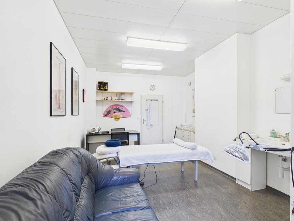 77m² shop