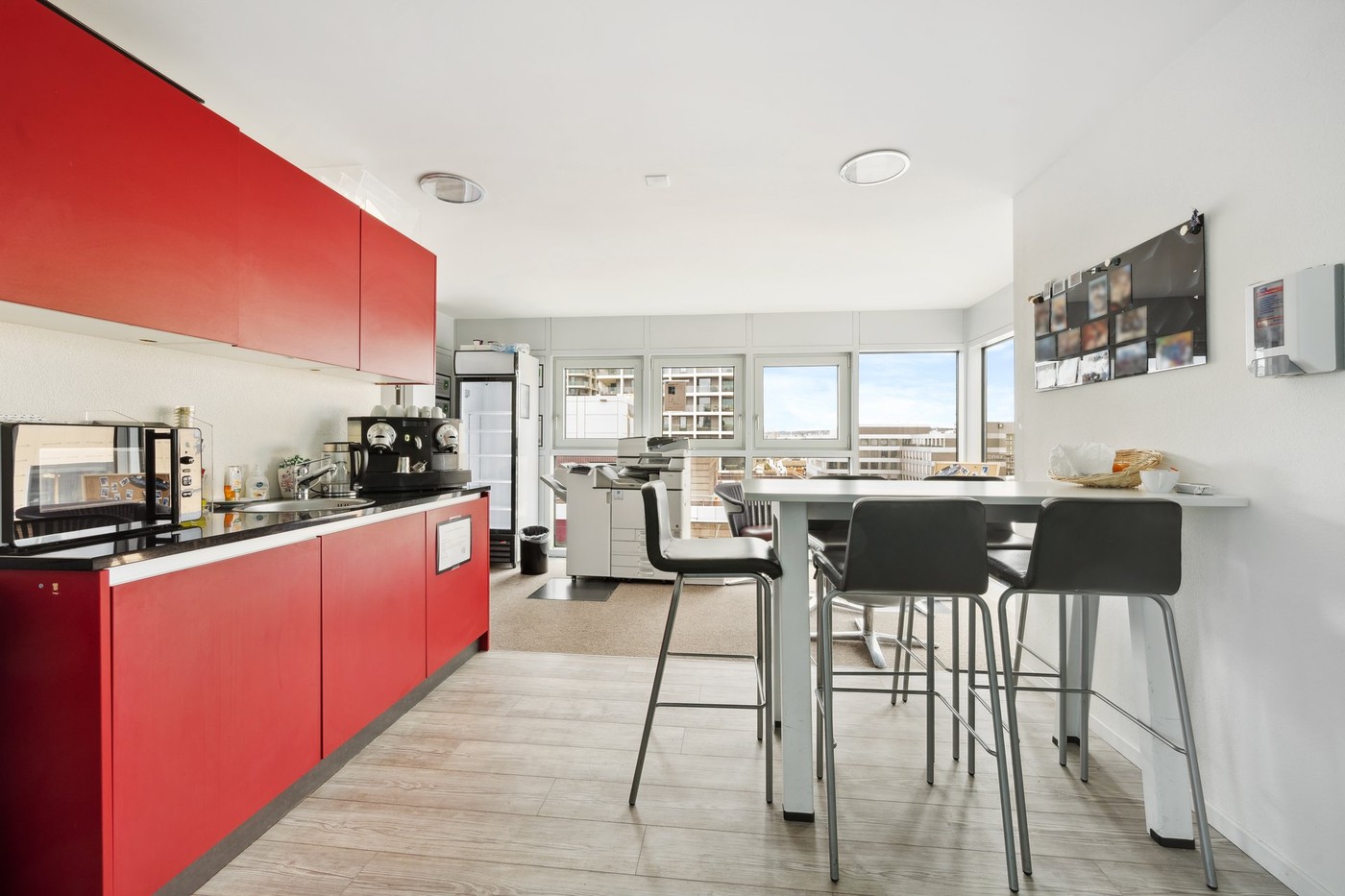 635m² office