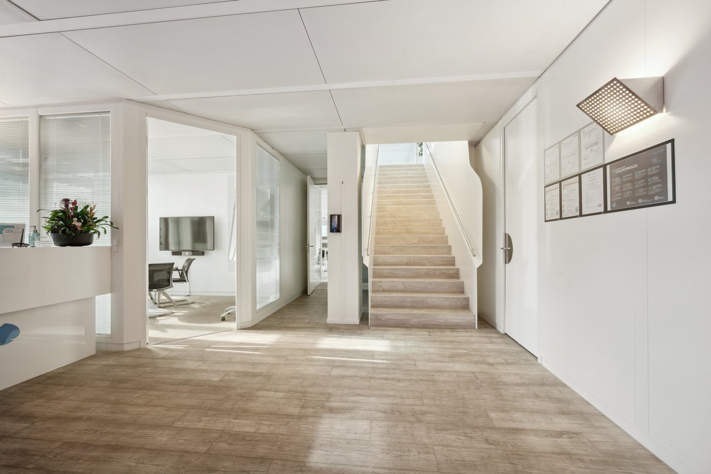635m² office