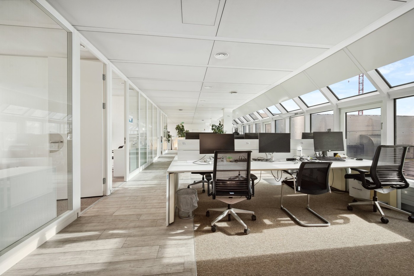 635m² office