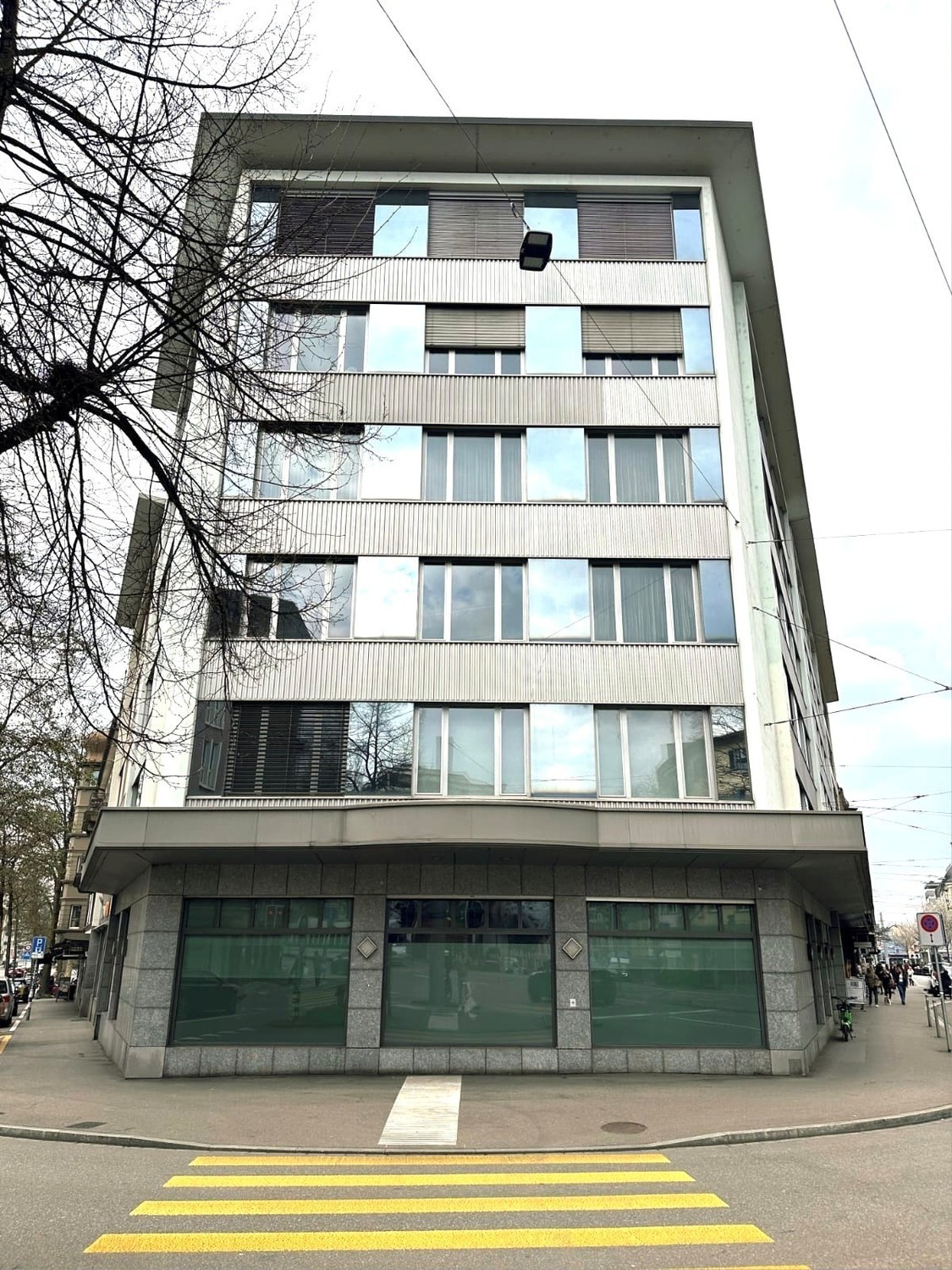 241m² office