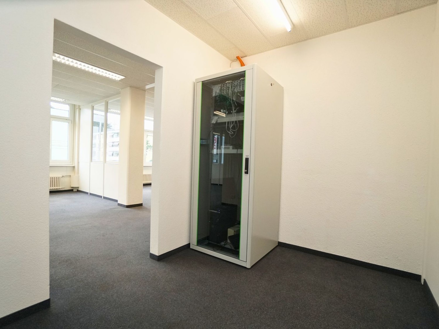 290m² office