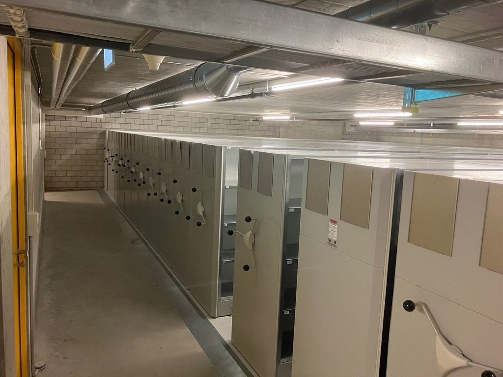 215m² storage room