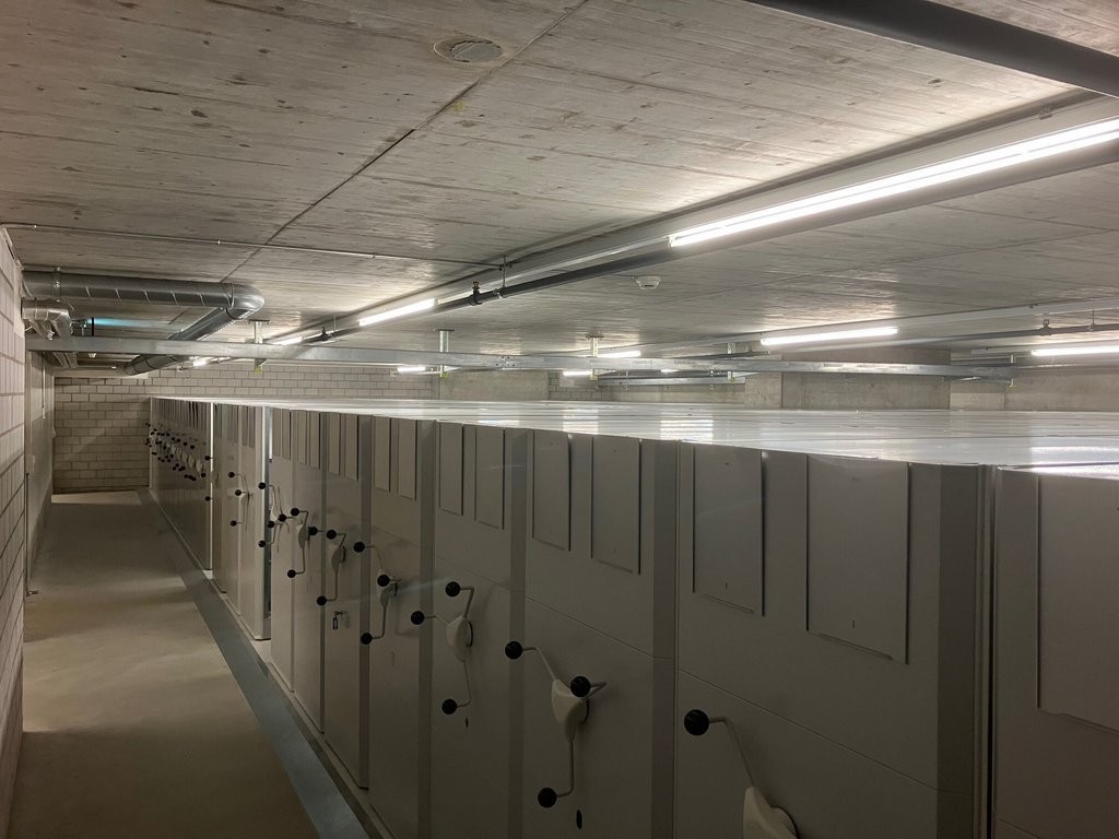215m² storage room