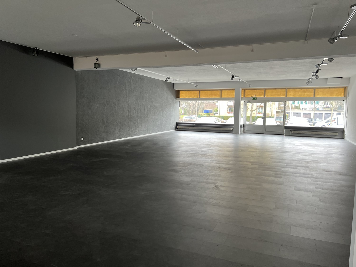 253m² shop