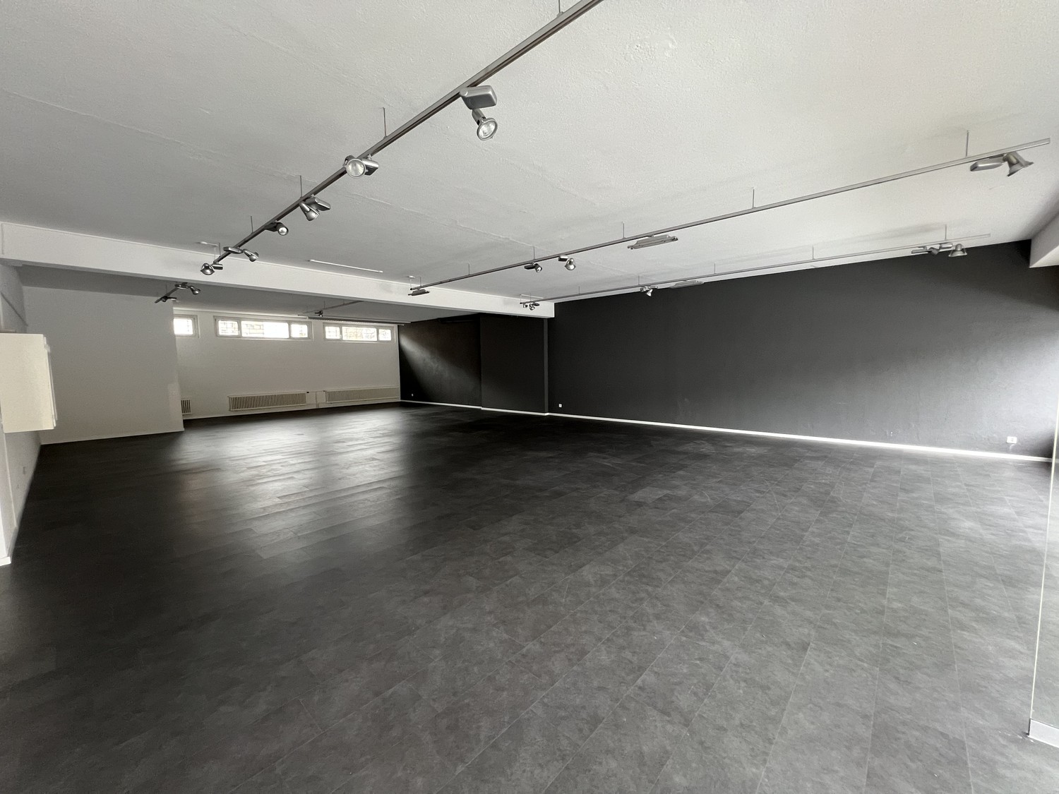 253m² shop