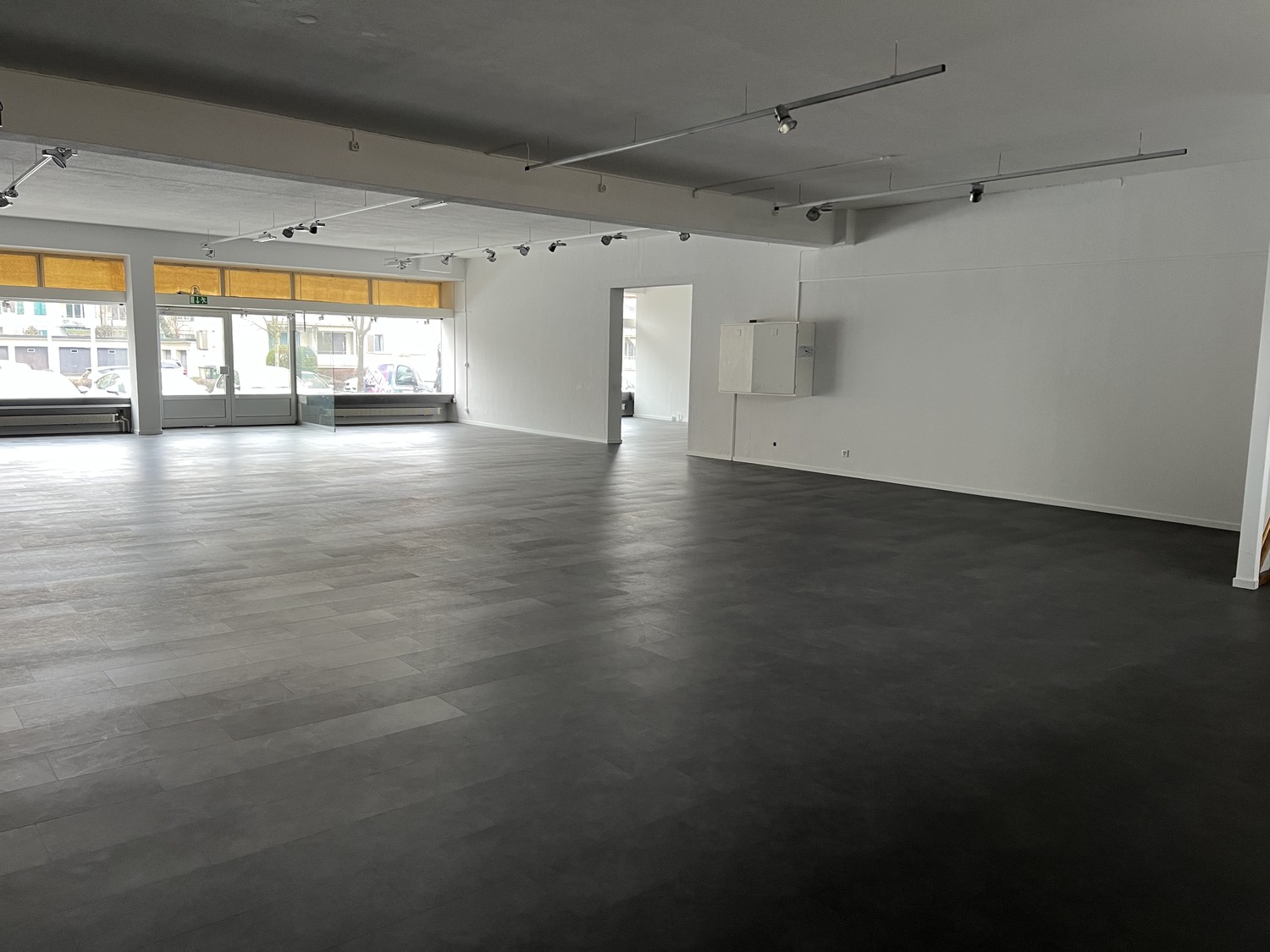 253m² shop