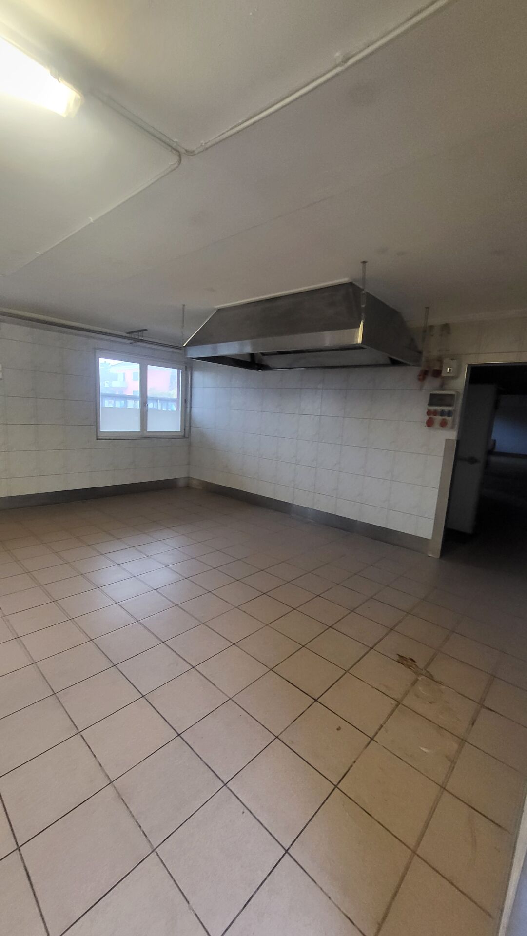 275m² storage room