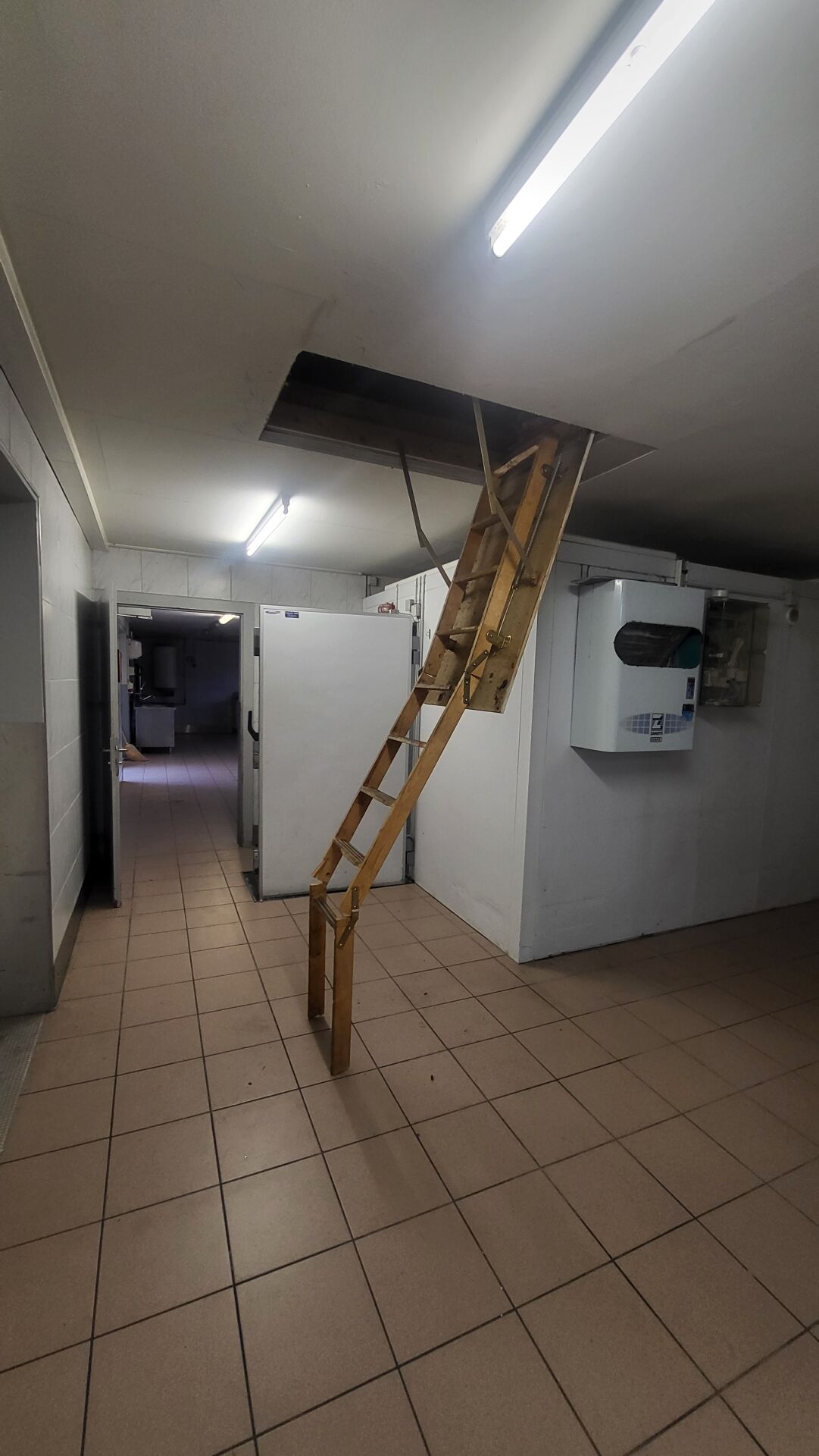 275m² storage room