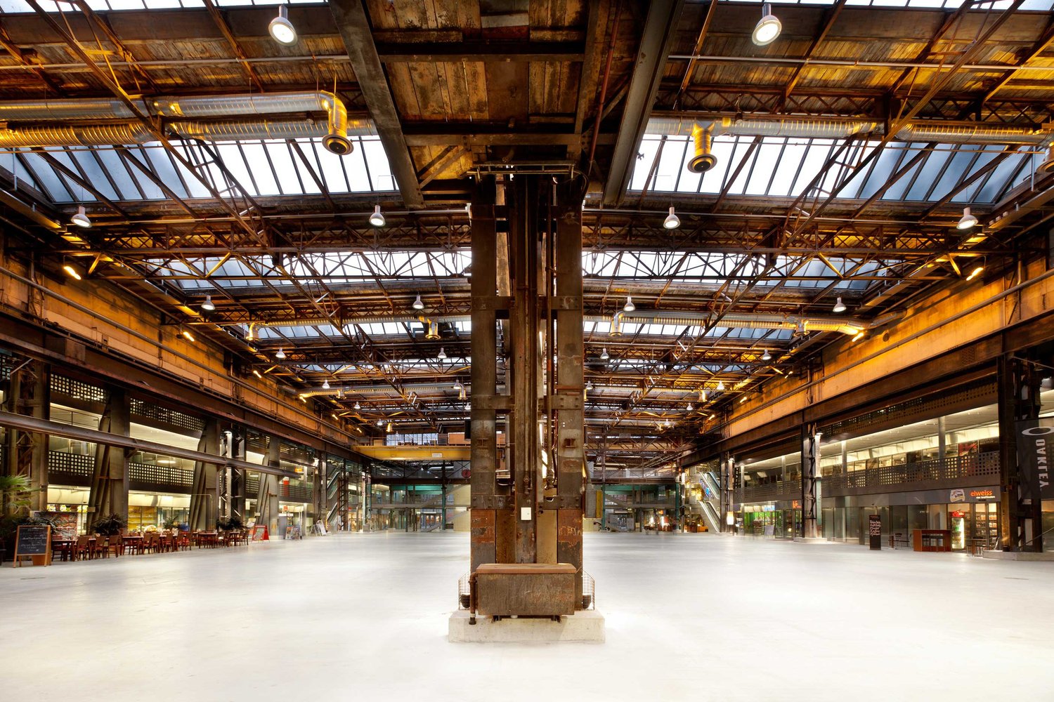 380m² shop