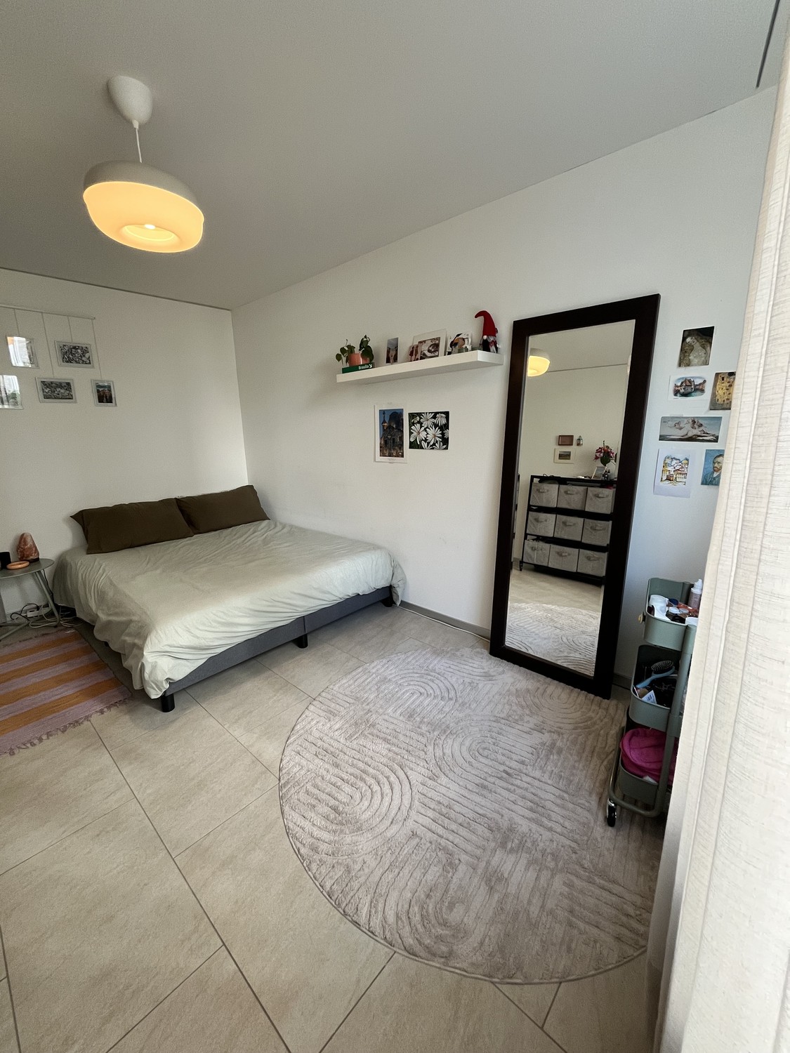 Zimmer in einer WG

Hi! 
Ich untervermiete mein Zimmer in einer Wohngemeinschaft in Zurich für 24 Tage, vom 14 August bis zum 7 September 2026.

📍 Lage: zwischen Alt-Wiedikon und Enge, nur 3 Gehminuten von Sihlcity entfernt, mit guten öffentlichen Verkehrsanbindungen

🏠 Über die Wohnung:
• WG mit 