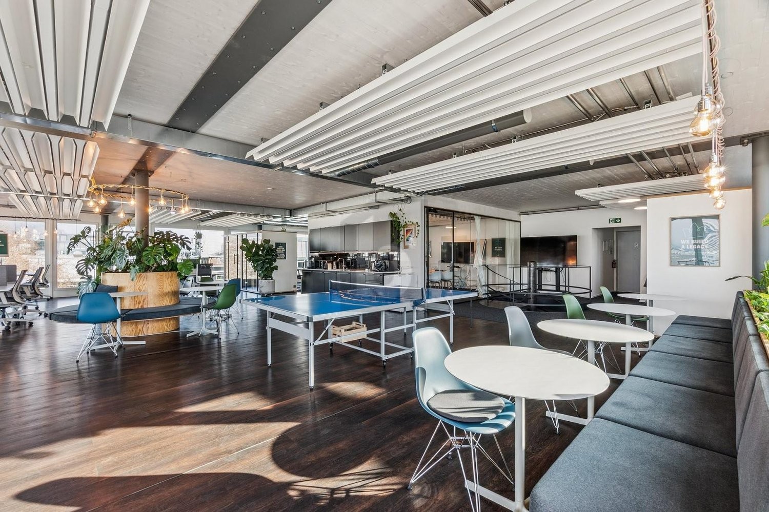 576m² office