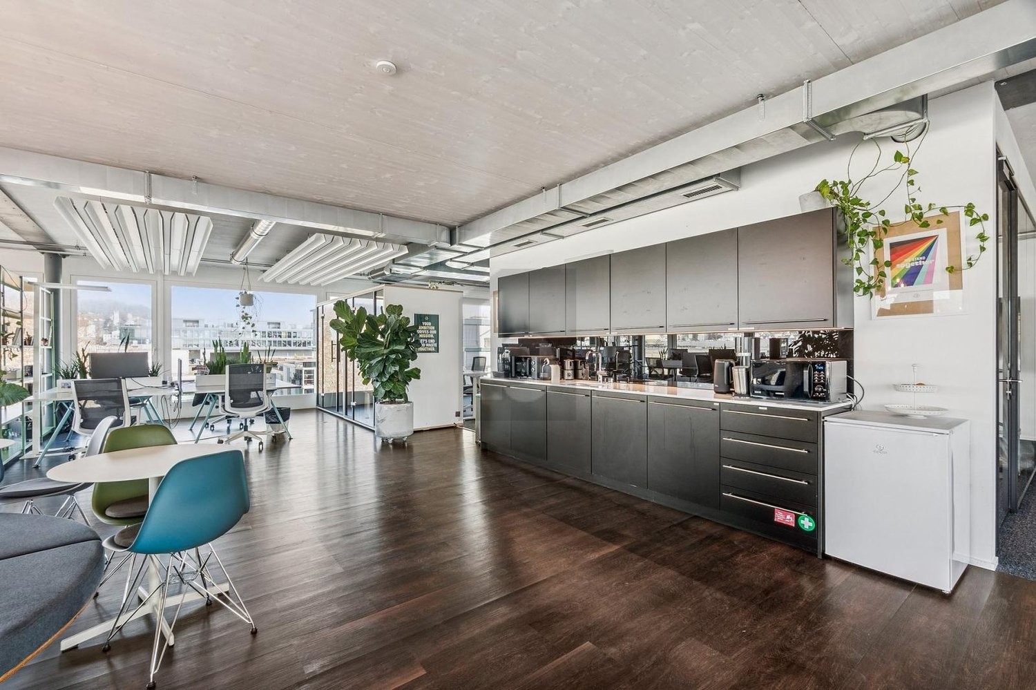 576m² office