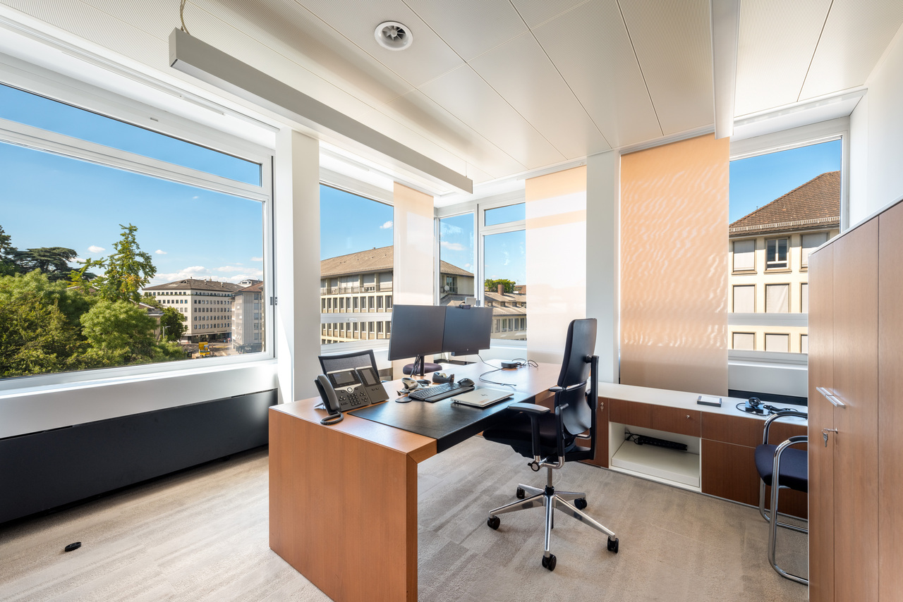 325m² office