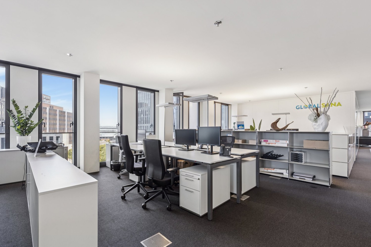 649m² office