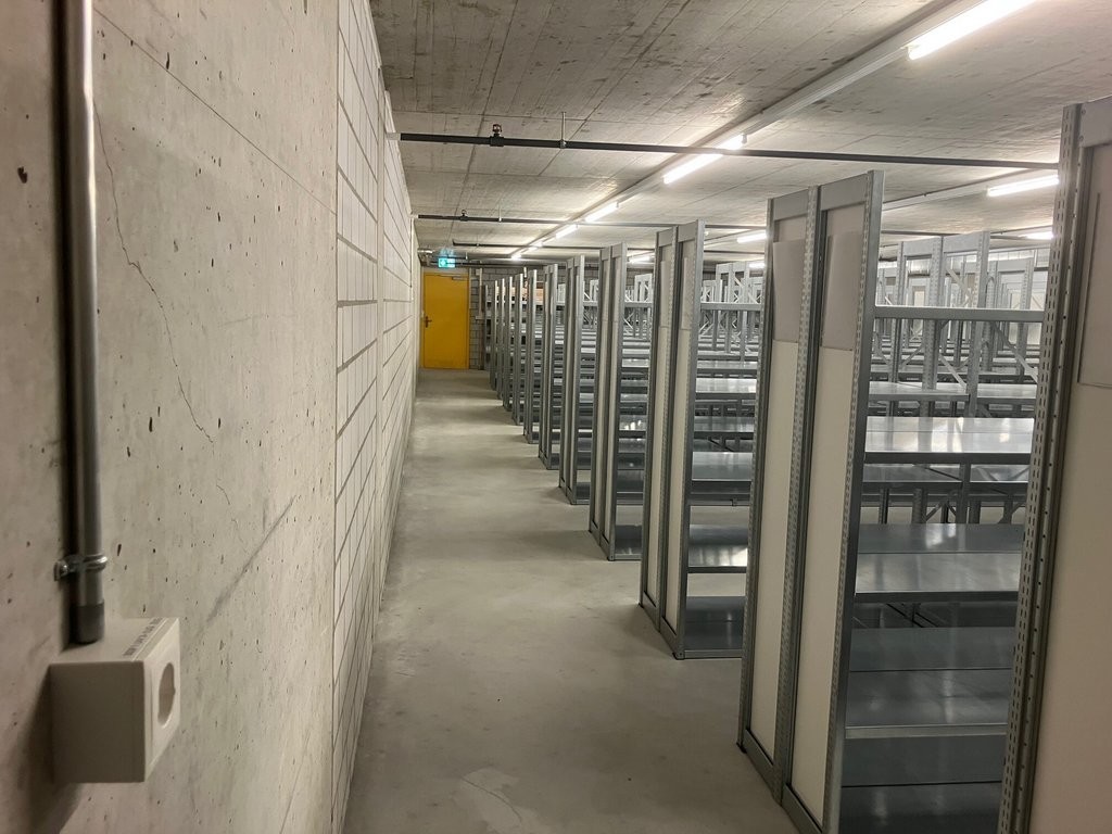 164m² storage room