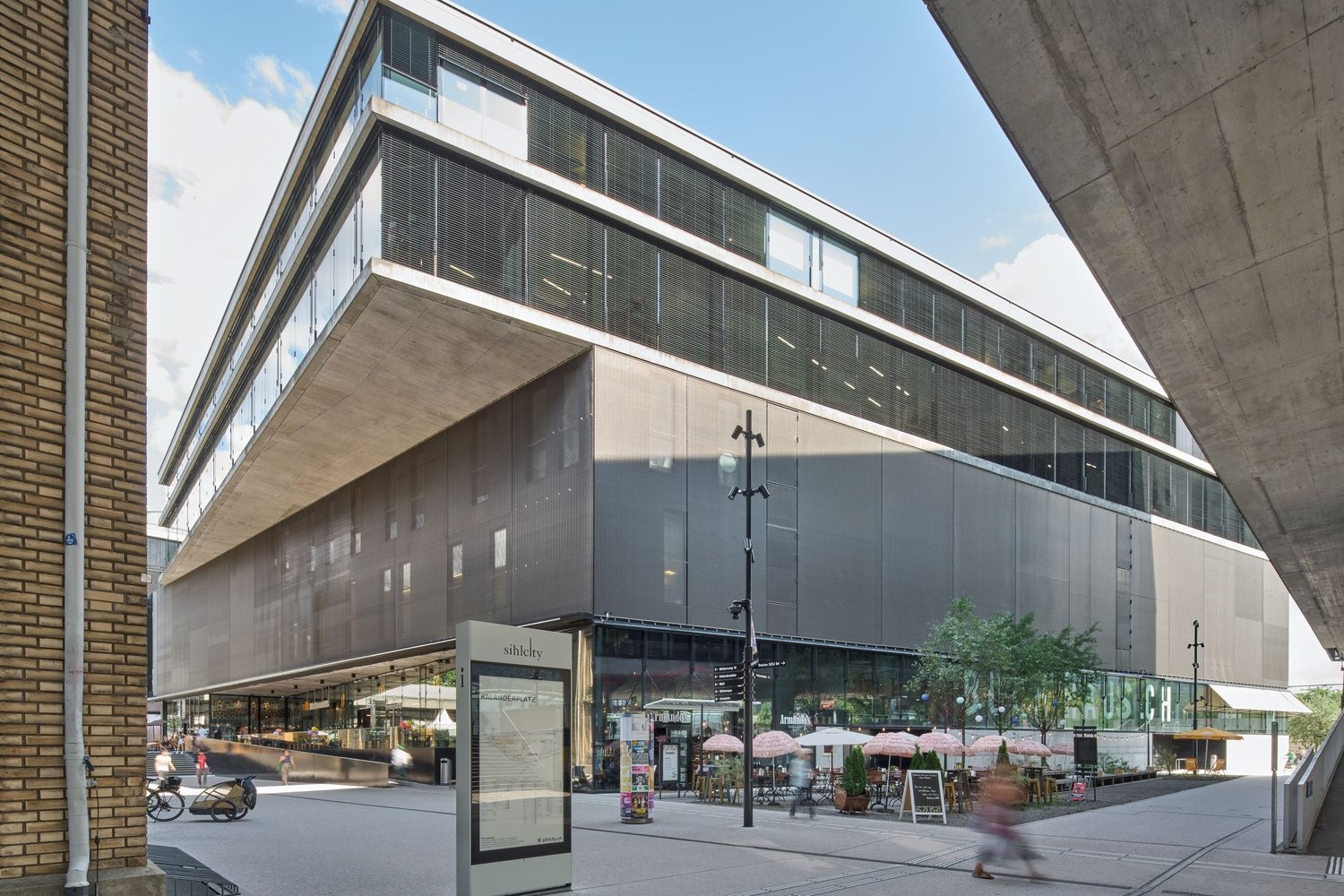 1050m² office