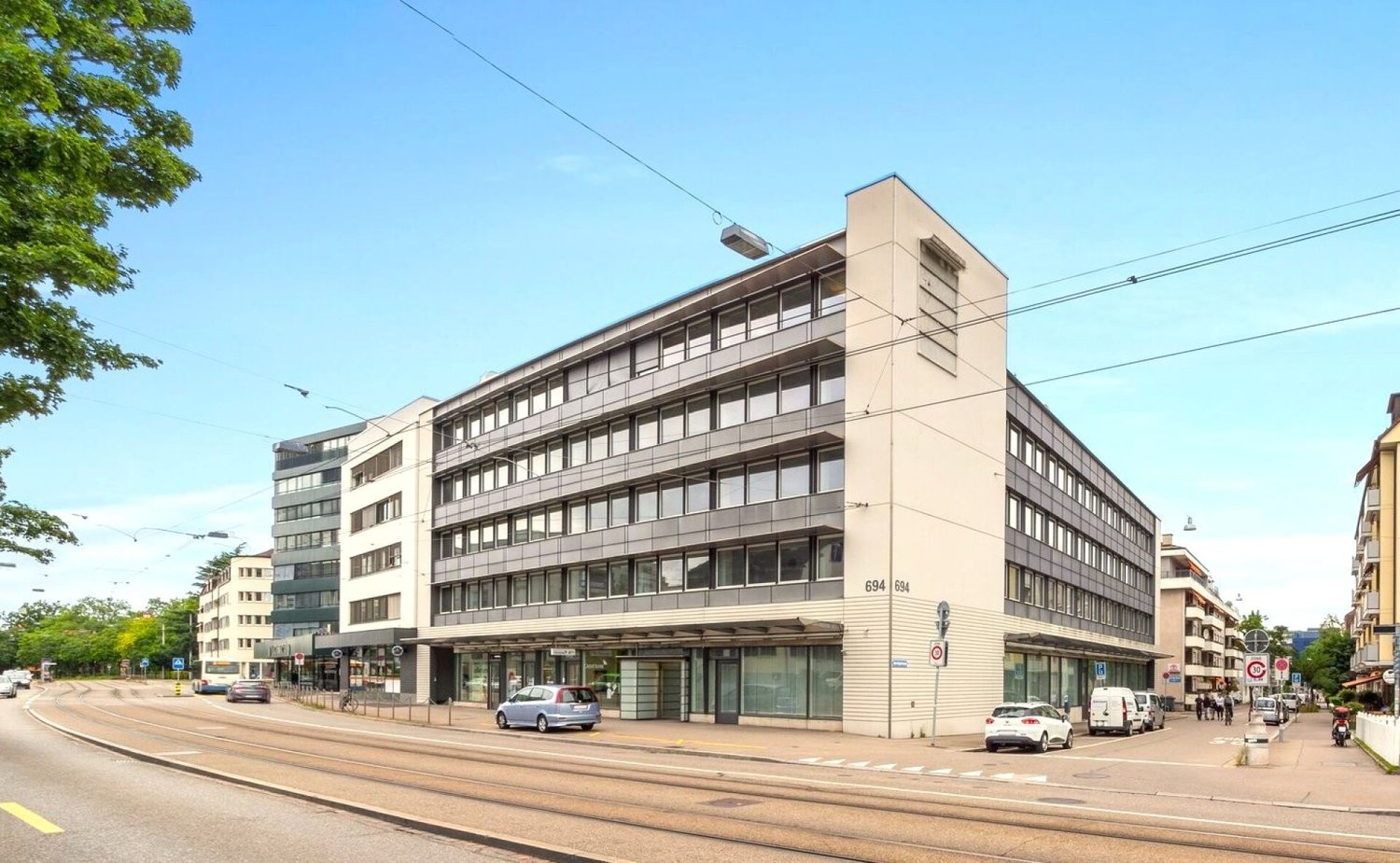 681m² office