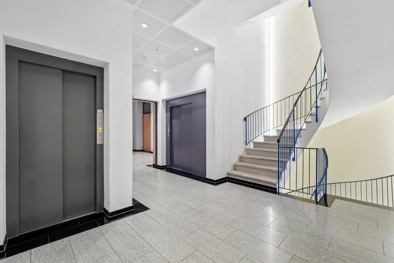 681m² office