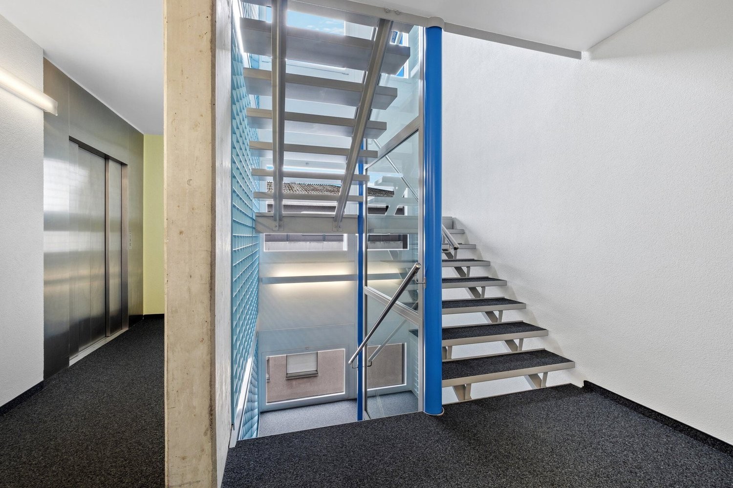 681m² office