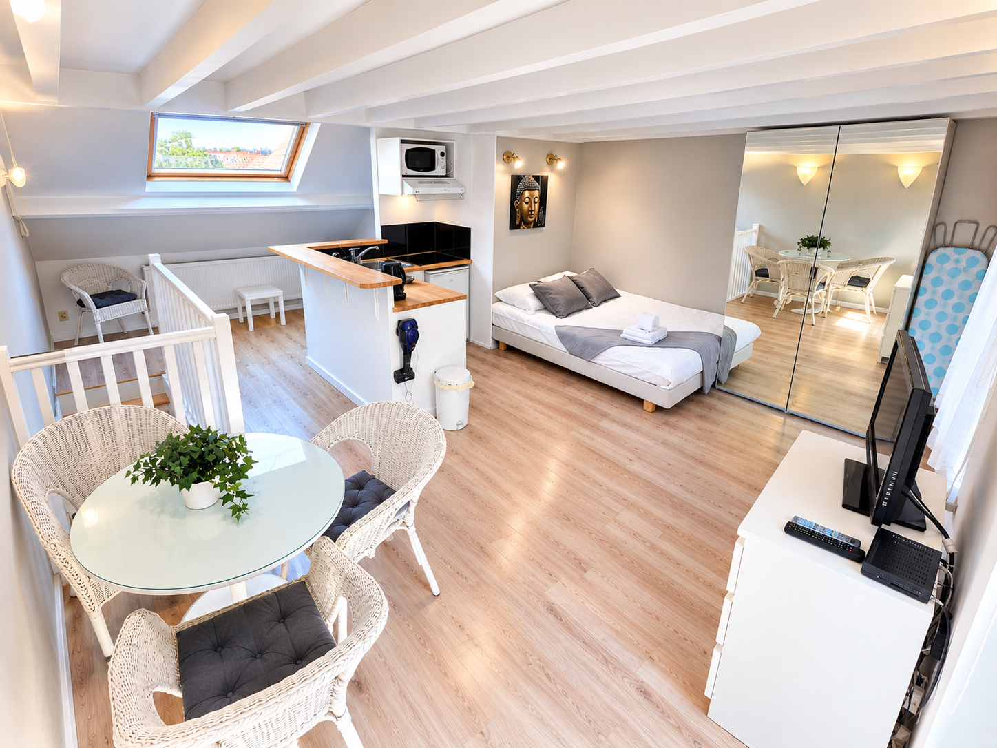 CENTRE - LARGE FURNISHED STUDIO + BEAUTIFUL TERRACE","description":"In the very heart of Kreis 6, a few minutes' walk from Bucheggplatz and not far from Hönggerberg and the ETH campus, studio with an area of 26m2 + private terrace of +/-3,5m2. The studio consists of a bright living room, a highly eq, photo 2 of 7