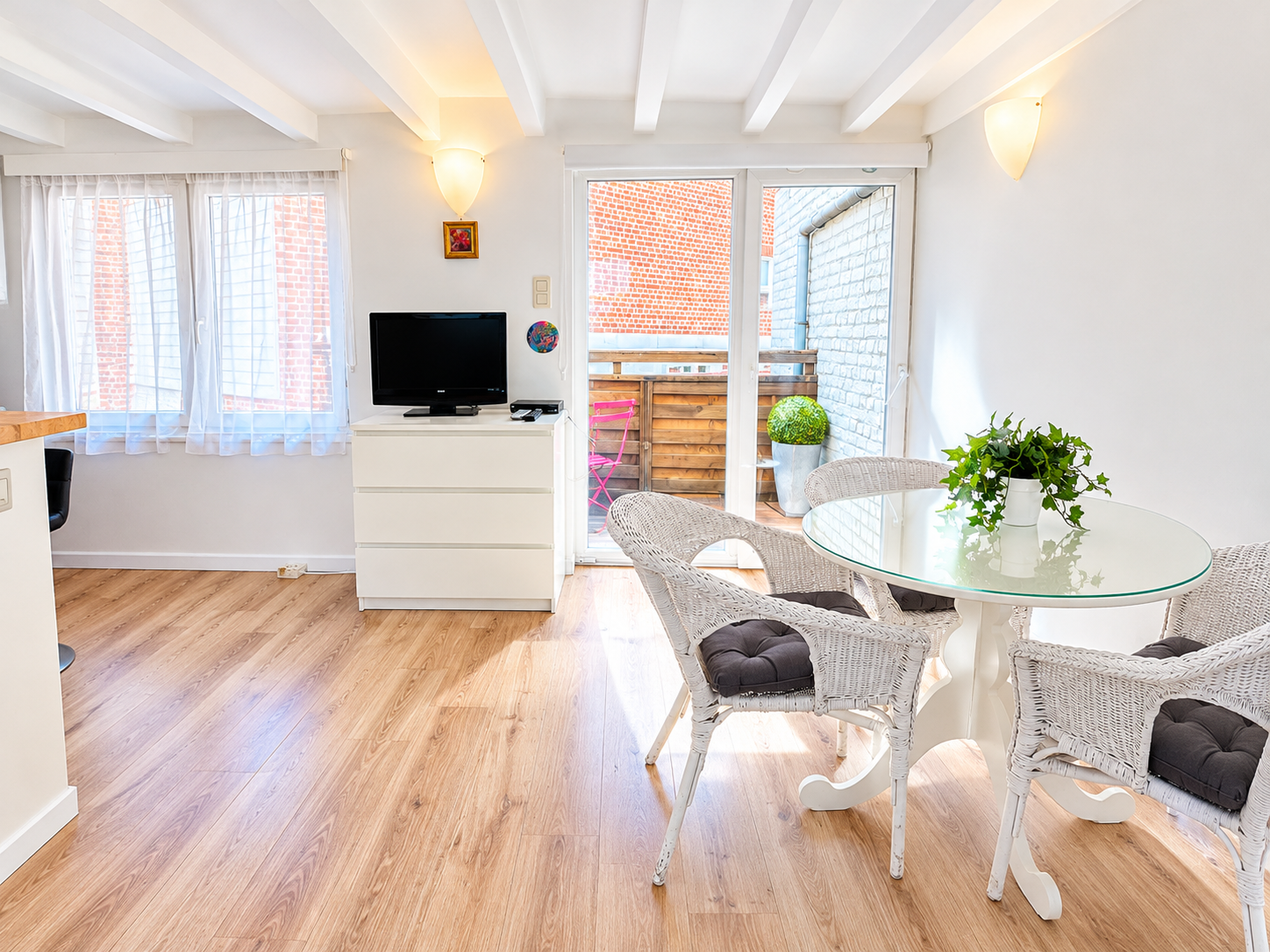 CENTRE - LARGE FURNISHED STUDIO + BEAUTIFUL TERRACE","description":"In the very heart of Kreis 6, a few minutes' walk from Bucheggplatz and not far from Hönggerberg and the ETH campus, studio with an area of 26m2 + private terrace of +/-3,5m2. The studio consists of a bright living room, a highly eq, photo 3 of 7