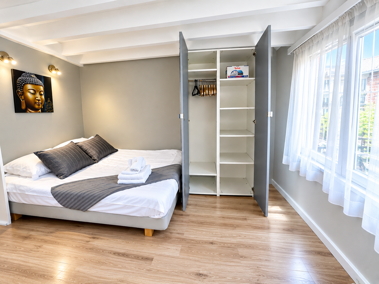 CENTRE - LARGE FURNISHED STUDIO + BEAUTIFUL TERRACE","description":"In the very heart of Kreis 6, a few minutes' walk from Bucheggplatz and not far from Hönggerberg and the ETH campus, studio with an area of 26m2 + private terrace of +/-3,5m2. The studio consists of a bright living room, a highly eq, photo 6 of 7