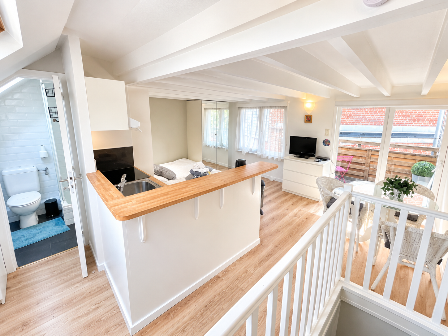CENTRE - LARGE FURNISHED STUDIO + BEAUTIFUL TERRACE","description":"In the very heart of Kreis 6, a few minutes' walk from Bucheggplatz and not far from Hönggerberg and the ETH campus, studio with an area of 26m2 + private terrace of +/-3,5m2. The studio consists of a bright living room, a highly eq, photo 1 of 7