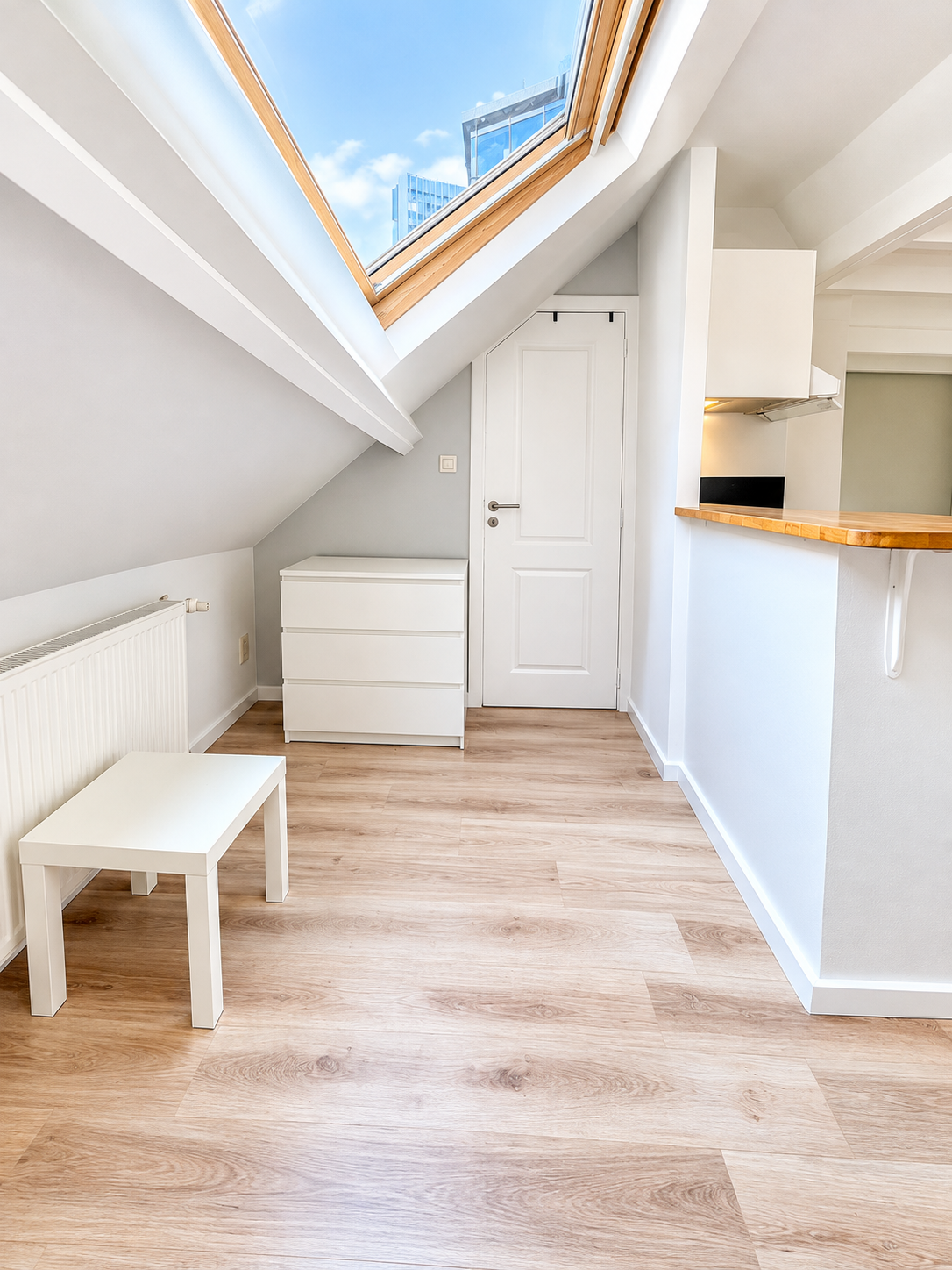 CENTRE - LARGE FURNISHED STUDIO + BEAUTIFUL TERRACE","description":"In the very heart of Kreis 6, a few minutes' walk from Bucheggplatz and not far from Hönggerberg and the ETH campus, studio with an area of 26m2 + private terrace of +/-3,5m2. The studio consists of a bright living room, a highly eq, photo 4 of 7
