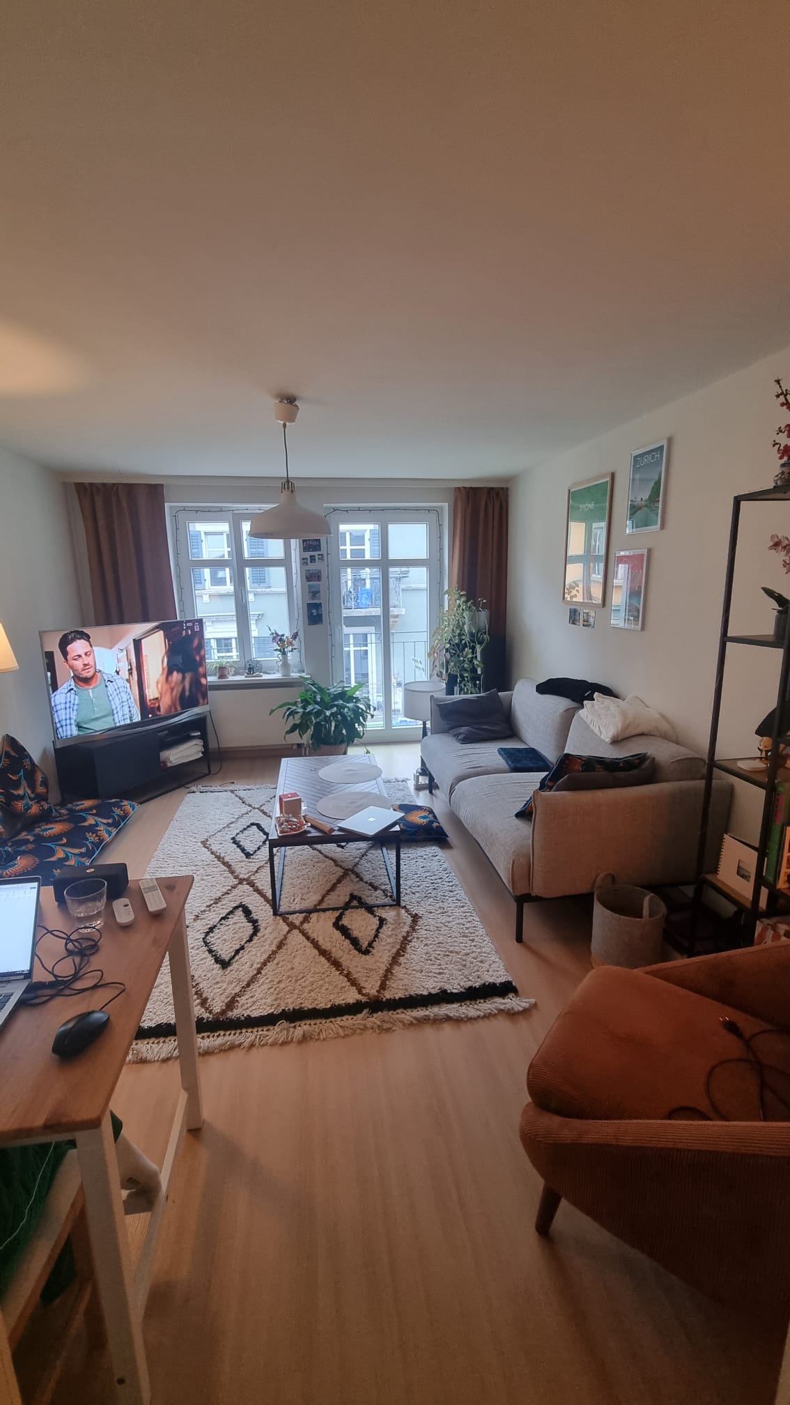 Chambre dans une colocation

Je cherche un nouveau colocataire pour un appartement douillet situé à Langstrasse/Militärstrasse !   
  
Je quitte ma chambre de 13m2 dans une colocation à Langstrasse (12 minutes à pied de HB). La chambre est entièrement meublée (le prix des meubles est négociable). L'