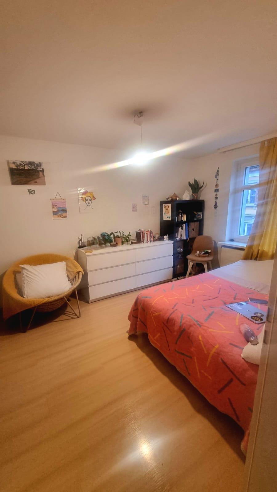 Chambre dans une colocation

Je cherche un nouveau colocataire pour un appartement douillet situé à Langstrasse/Militärstrasse !   
  
Je quitte ma chambre de 13m2 dans une colocation à Langstrasse (12 minutes à pied de HB). La chambre est entièrement meublée (le prix des meubles est négociable). L'