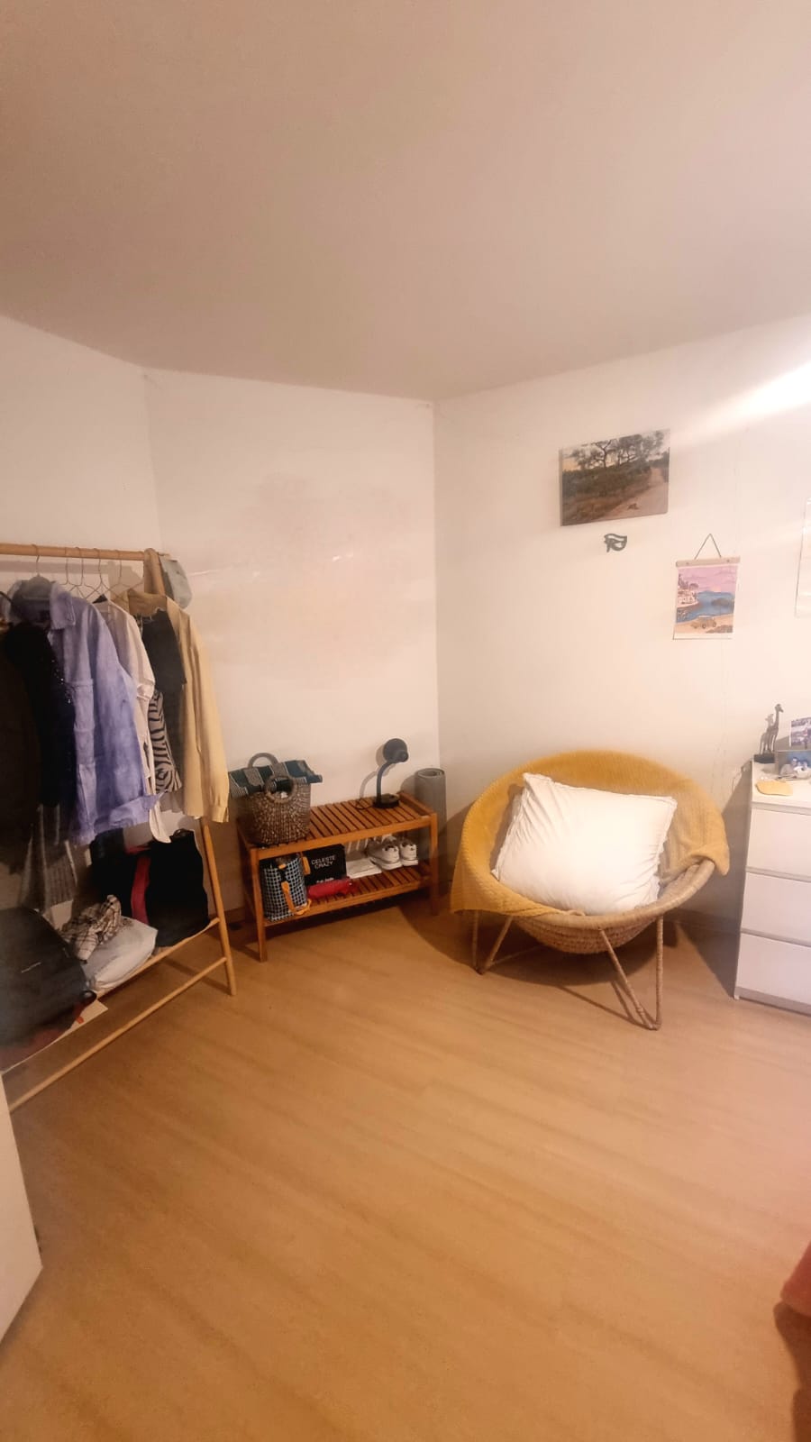 Chambre dans une colocation

Je cherche un nouveau colocataire pour un appartement douillet situé à Langstrasse/Militärstrasse !   
  
Je quitte ma chambre de 13m2 dans une colocation à Langstrasse (12 minutes à pied de HB). La chambre est entièrement meublée (le prix des meubles est négociable). L'