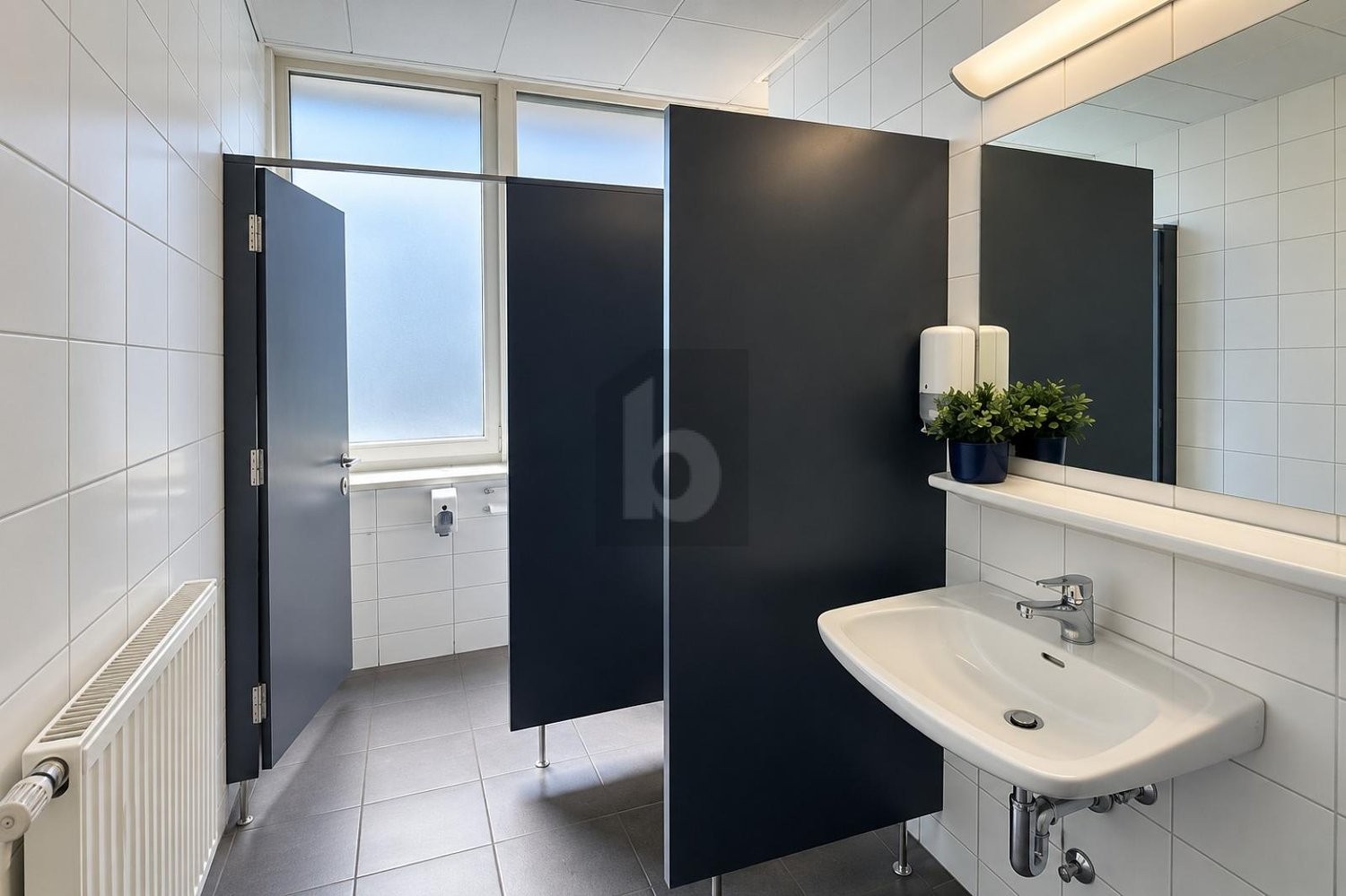 261m² office
