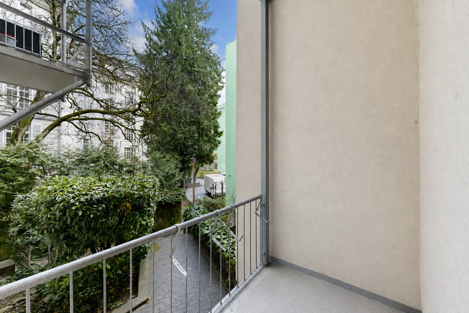 160m² shop