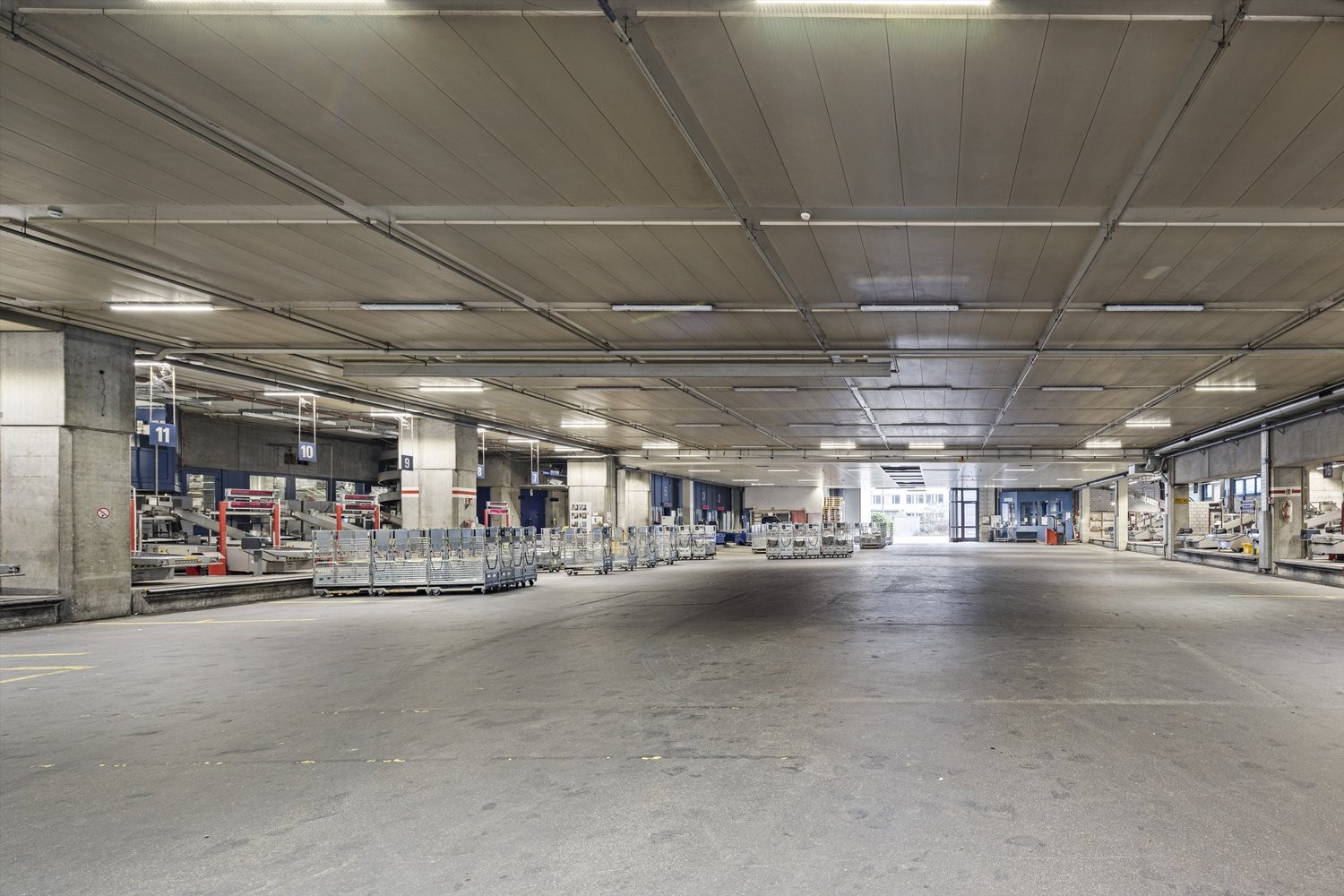 2200m² storage room