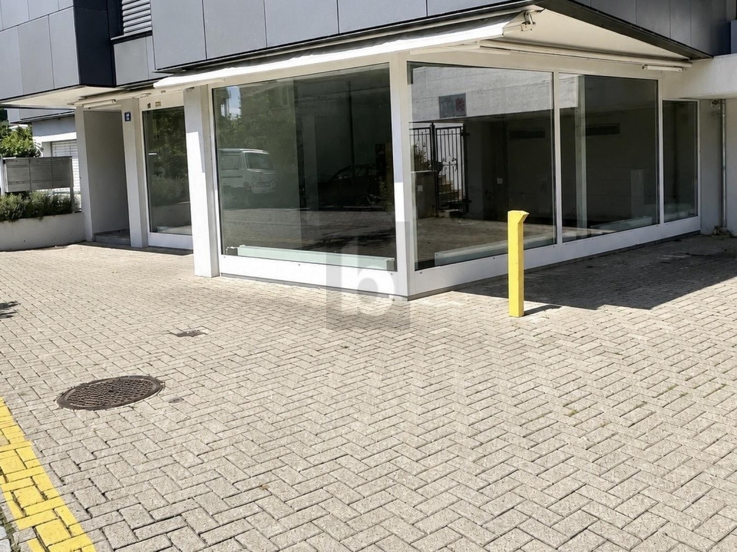 67m² shop