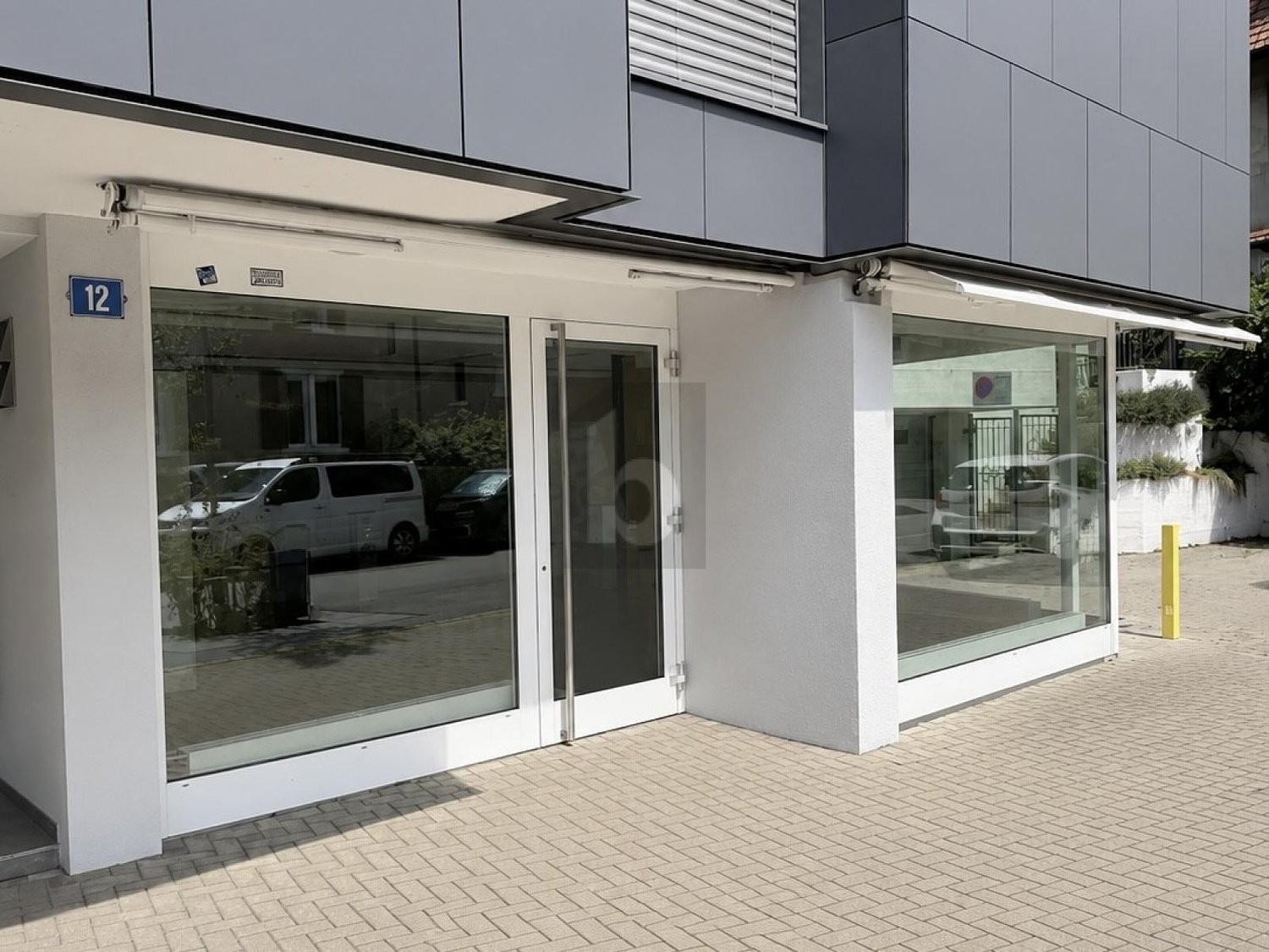 67m² shop