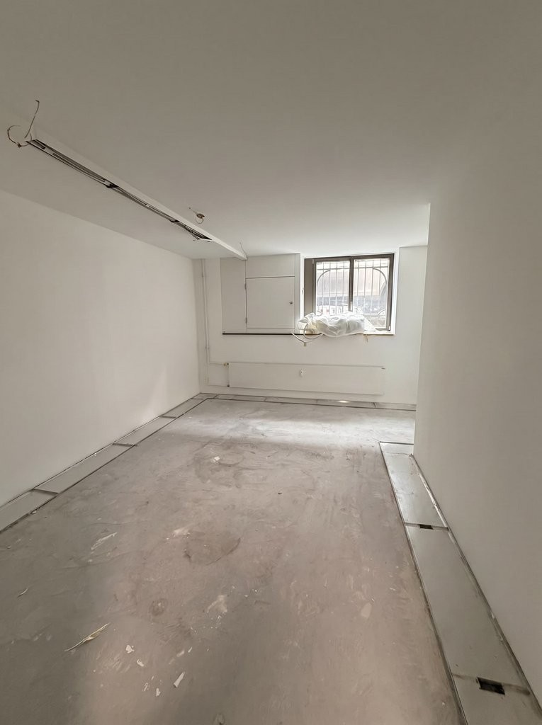 80m² commercial