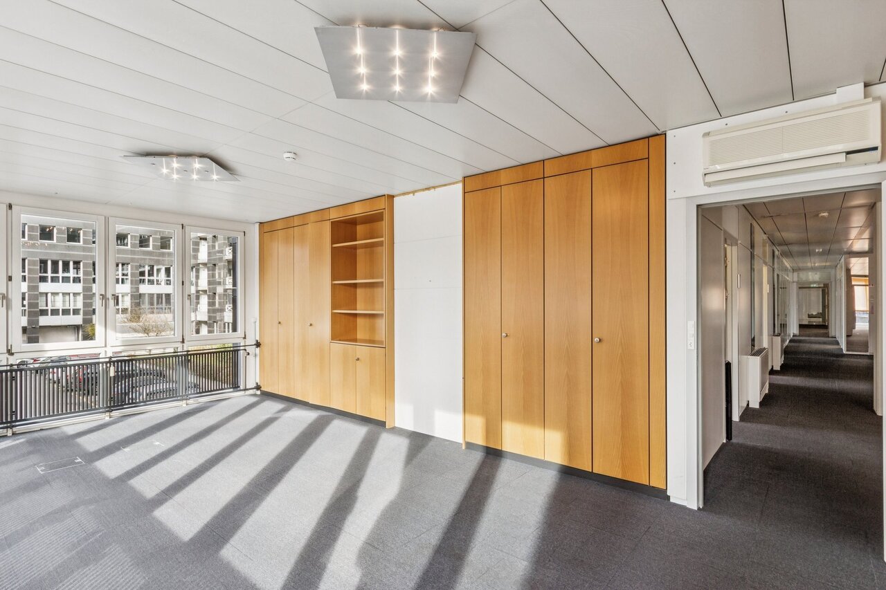 471m² office