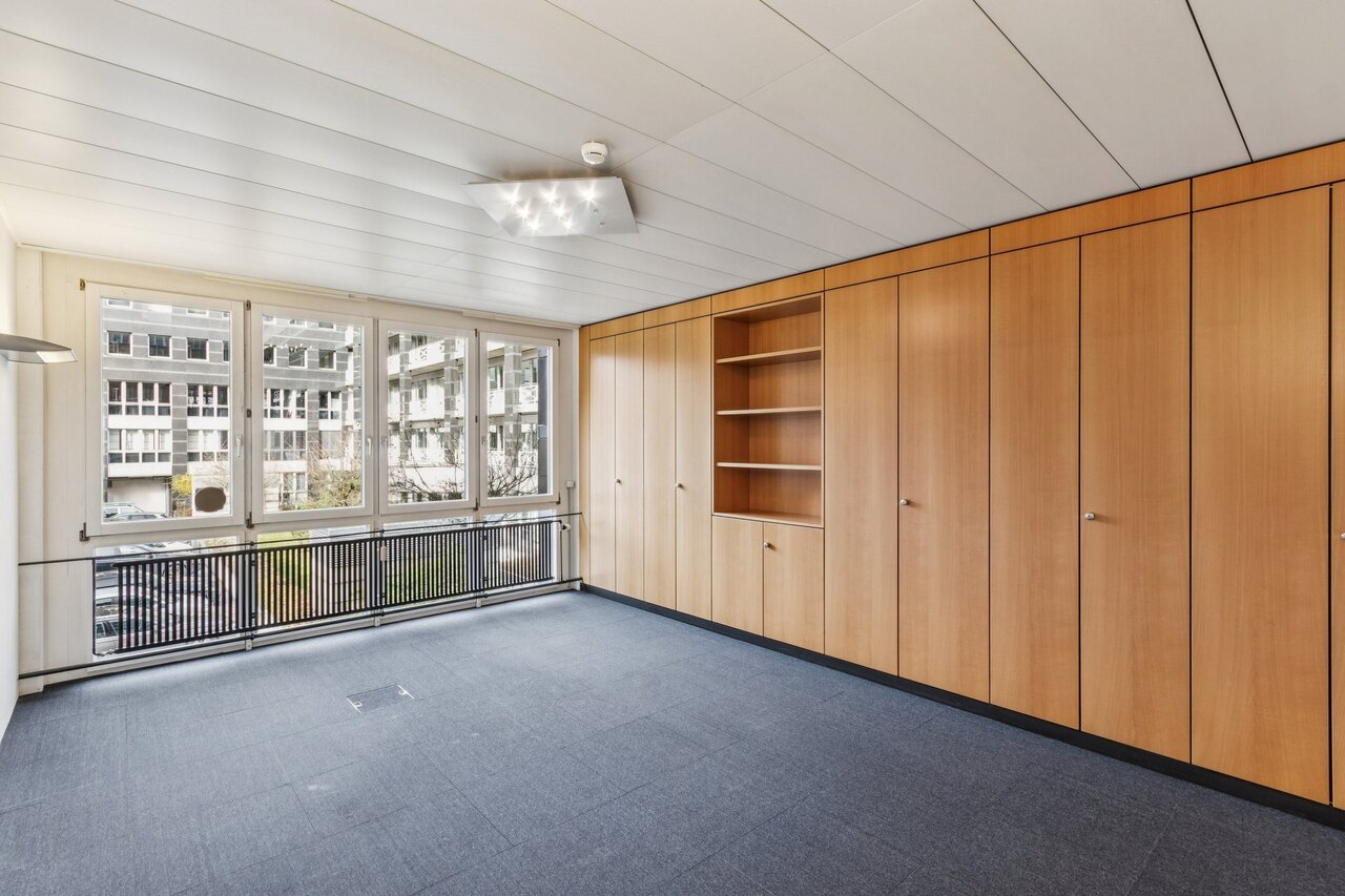 471m² office
