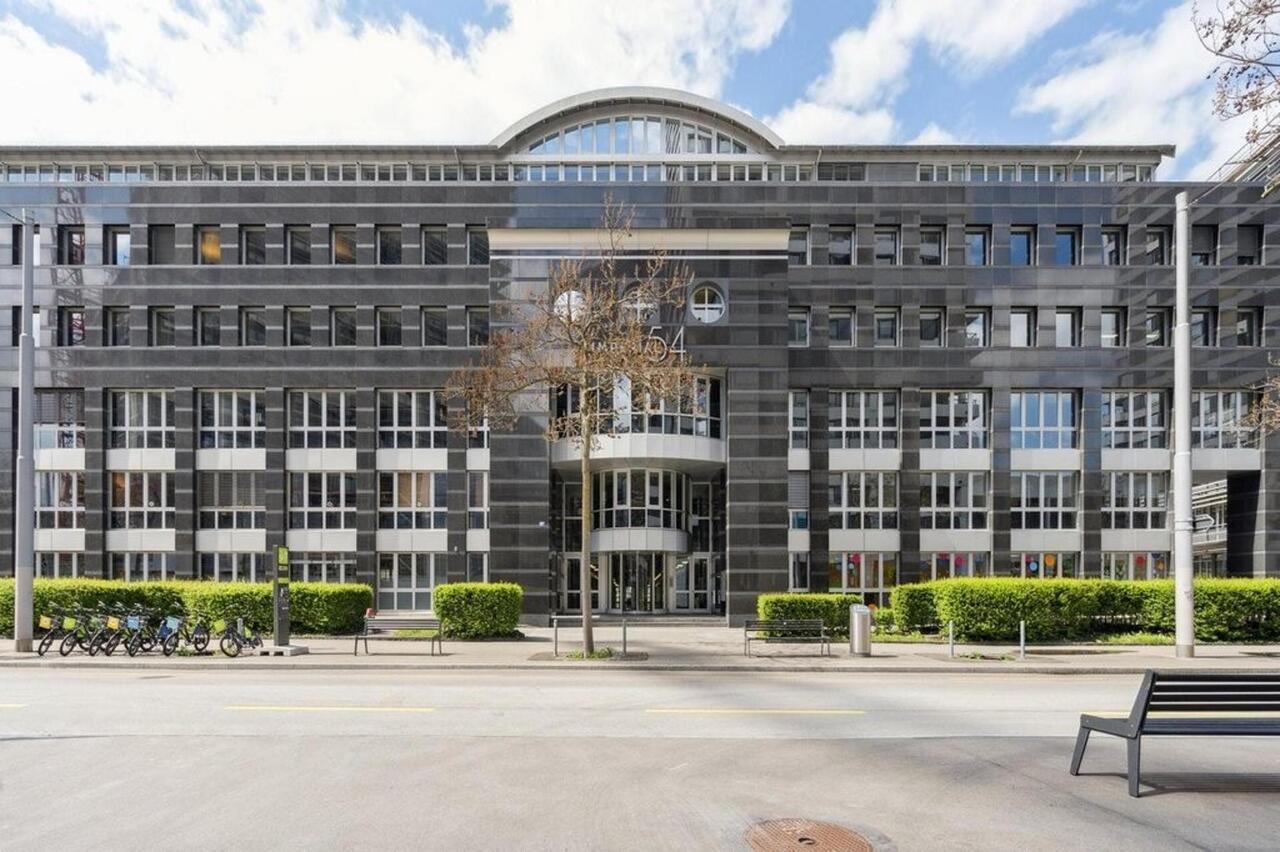 471m² office