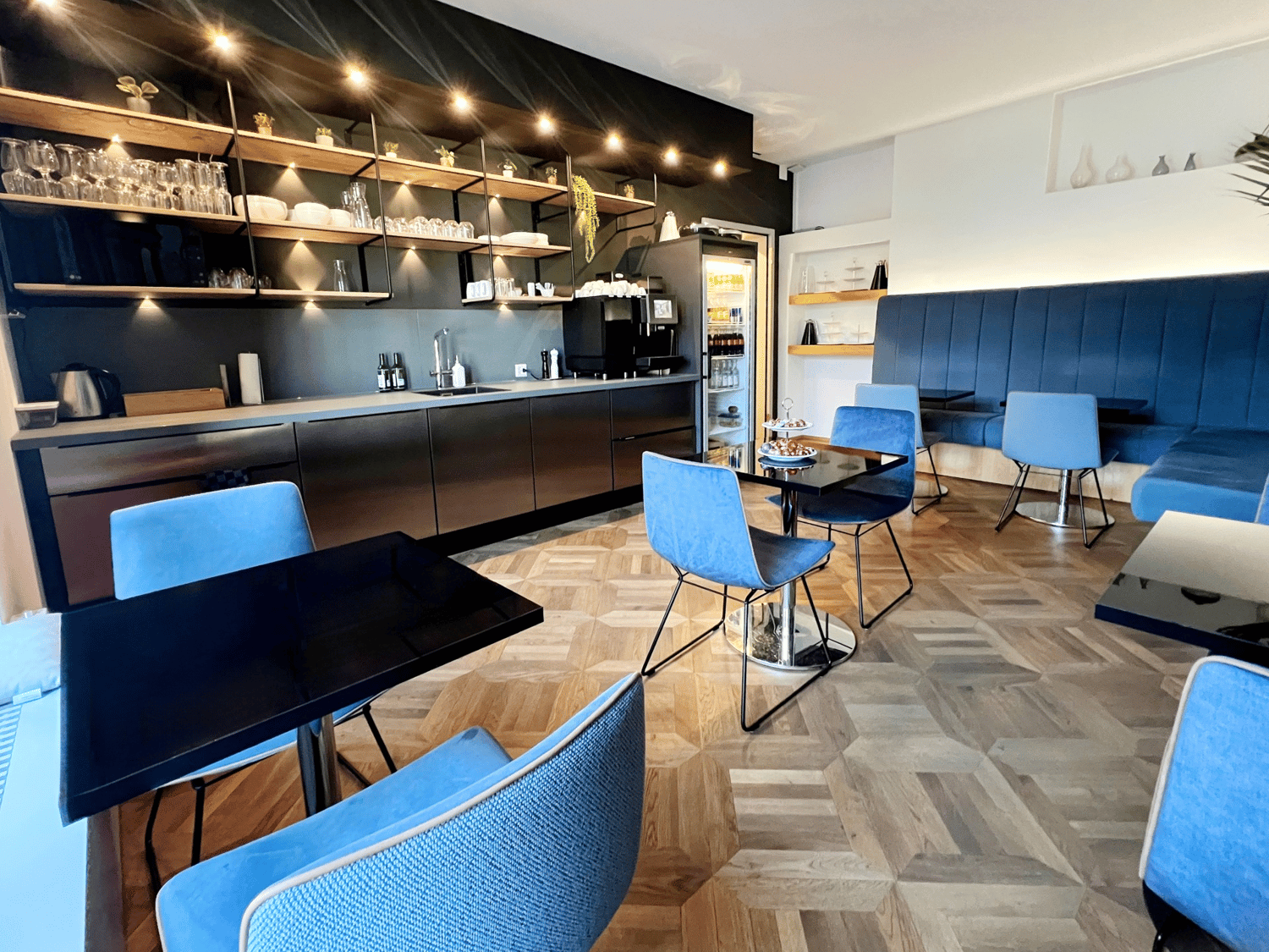 646m² office