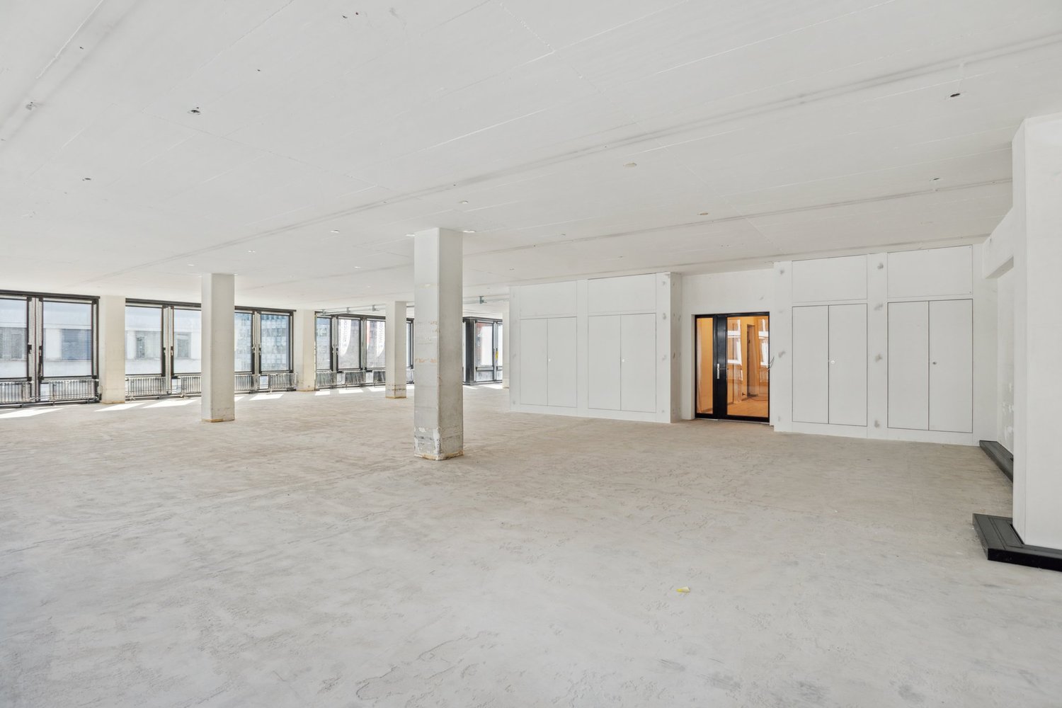 880m² office