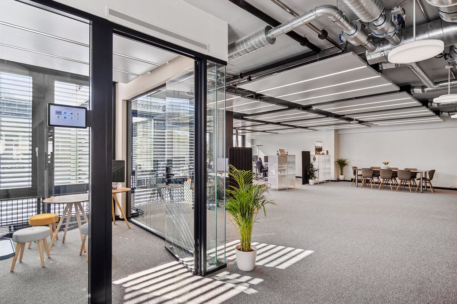 1320m² office